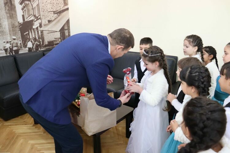 Деца от „Щурче“ изненадаха кмета Станислав Дечев в общината