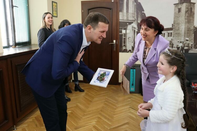 Деца от „Щурче“ изненадаха кмета Станислав Дечев в общината