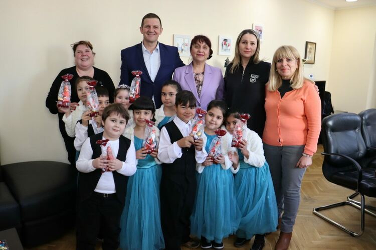 Деца от „Щурче“ изненадаха кмета Станислав Дечев в общината