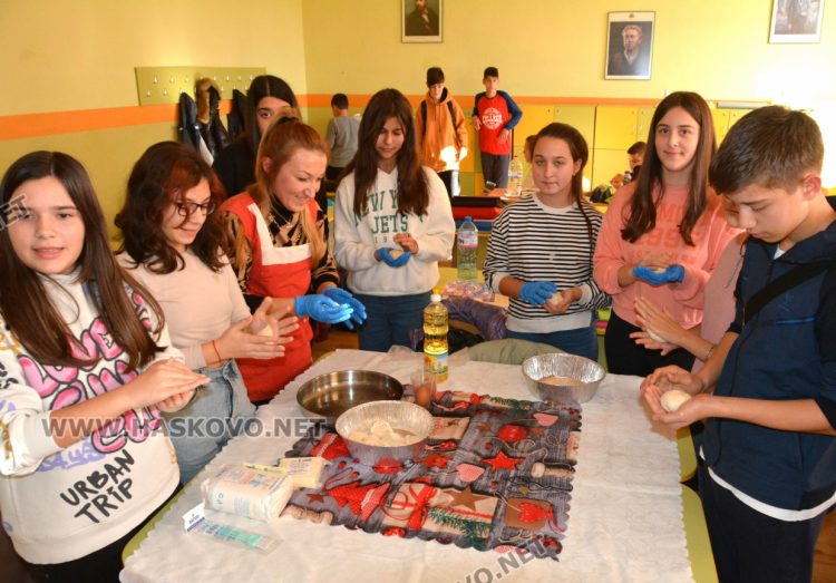 И ухае на прясно изпечени коледни питки...
