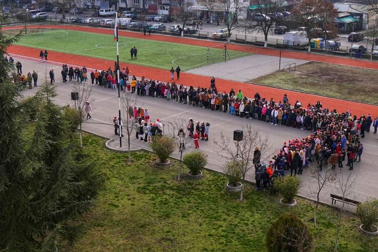 Алековци участваха в музикална коледна картичка