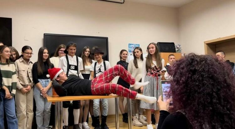 Макс и Мориц на сцената на Езиковата гимназия