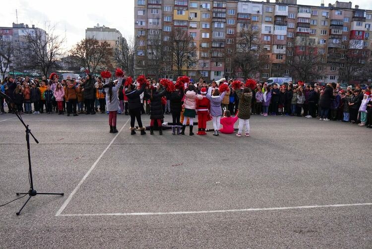 Алековци участваха в музикална коледна картичка