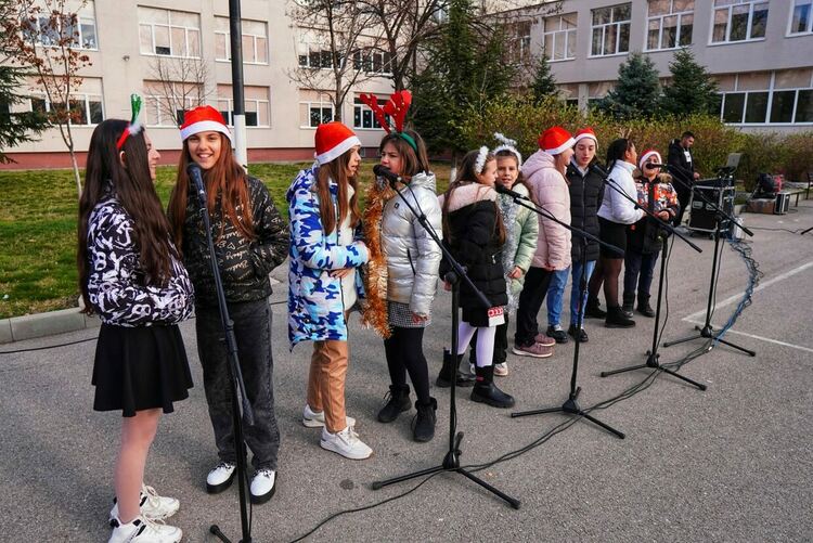 Алековци участваха в музикална коледна картичка