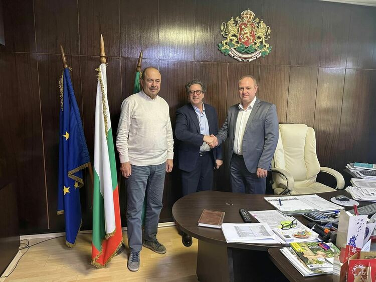 Шампанско се ля в кабинета на кмета