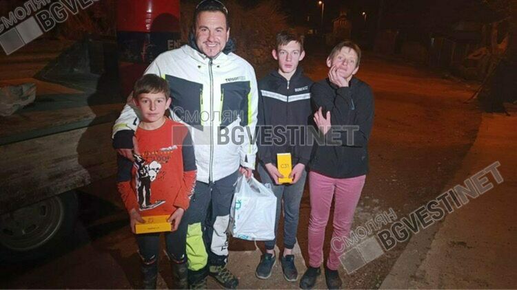 Ски-учител  се превърна в Дядо Коледа за семейството на двете братчета от Сивино, които ходеха километри пеш