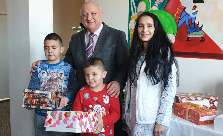 Ученици от Чакаларово зарадваха с подаръци  деца за Коледа в болницата в Кърджали