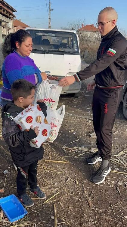 Ученици от "Златаров" зарадваха 140 граждани от общината