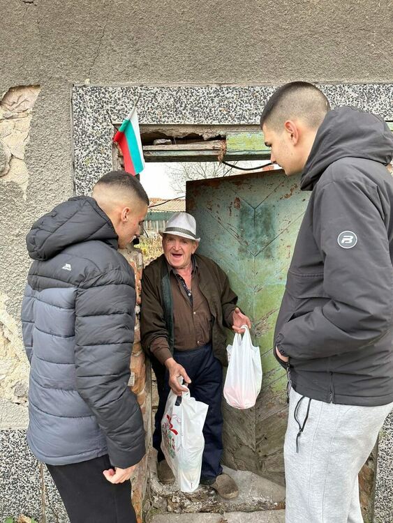 Ученици от "Златаров" зарадваха 140 граждани от общината