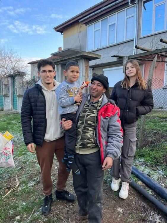 Ученици от "Златаров" зарадваха 140 граждани от общината