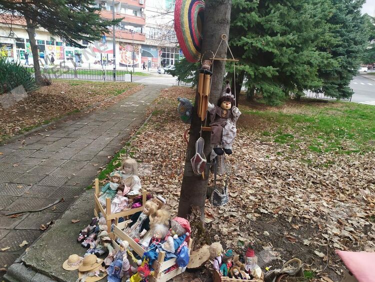 Уникални,  ръчно изработени кукли се предлагат за Коледа в Кърджали