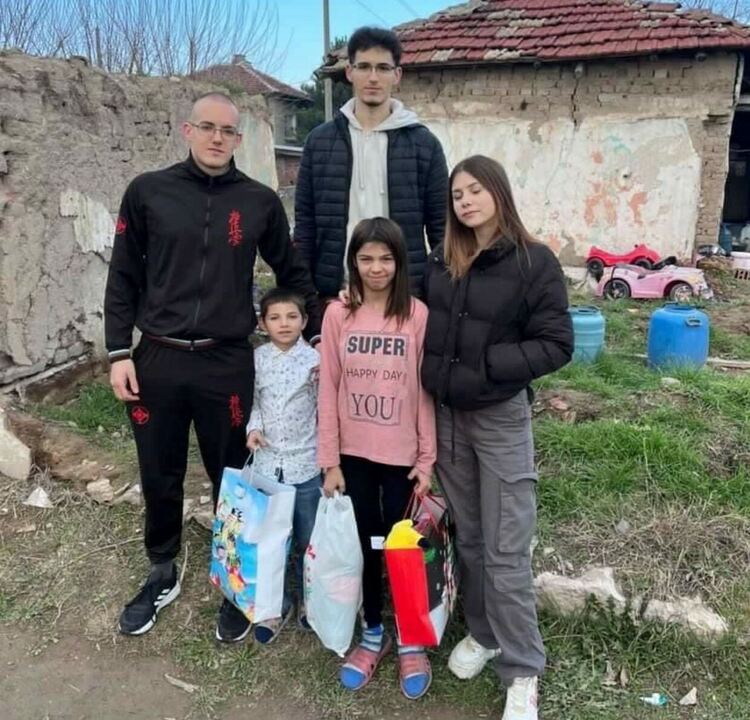 Ученици от "Златаров" зарадваха 140 граждани от общината