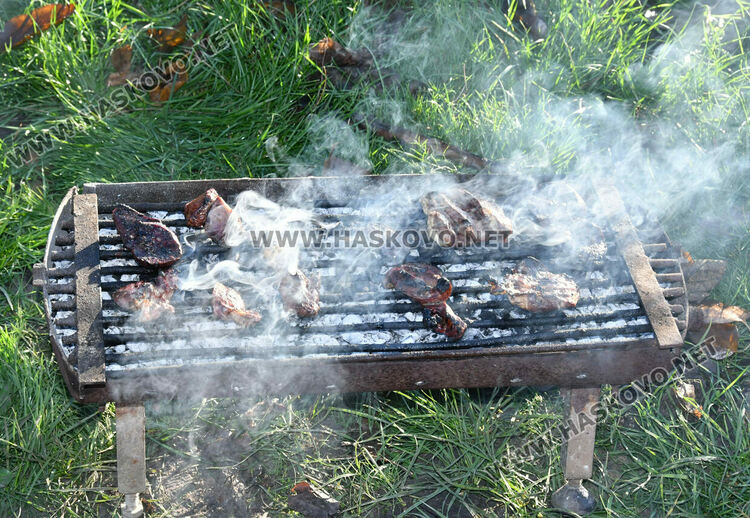 Заклаха 220-килограмово домашно прасе на Коледа