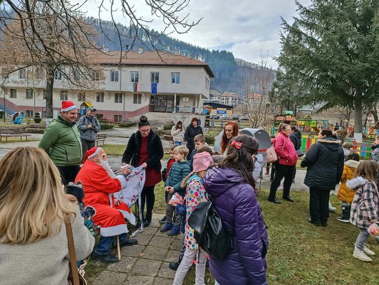 Дядо Коледа раздаде подаръци на децата от село Смилян