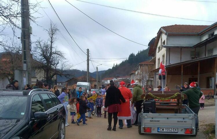 Дядо Коледа раздаде подаръци на децата от село Смилян