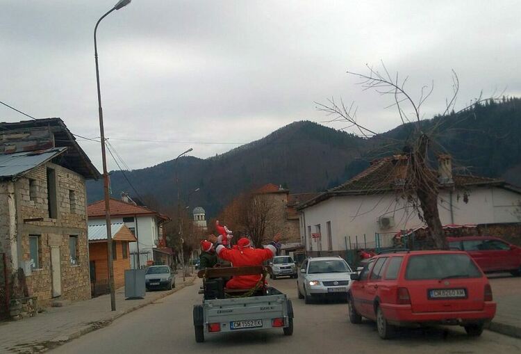 Дядо Коледа раздаде подаръци на децата от село Смилян