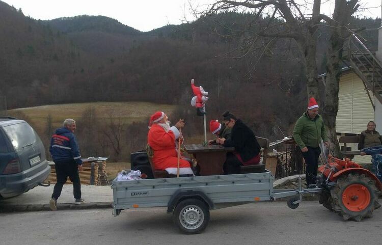 Дядо Коледа раздаде подаръци на децата от село Смилян