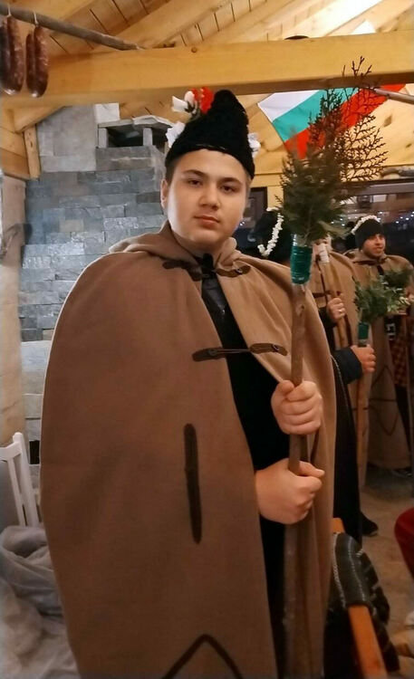 Коледари наричаха за здраве и берекет, даряват средства за Дани