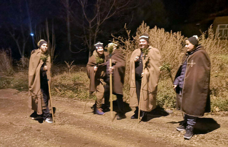 Коледари наричаха за здраве и берекет, даряват средства за Дани