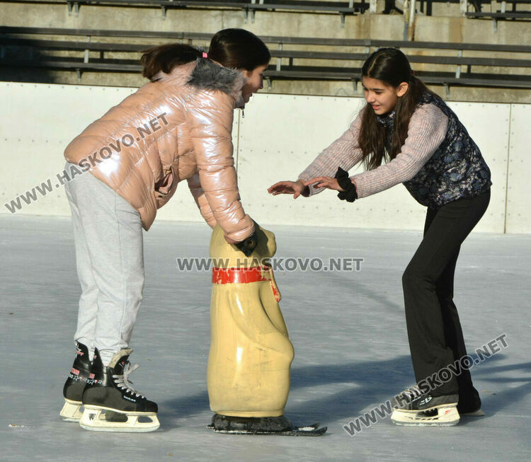 Откриха ледената пързалка в Хасково