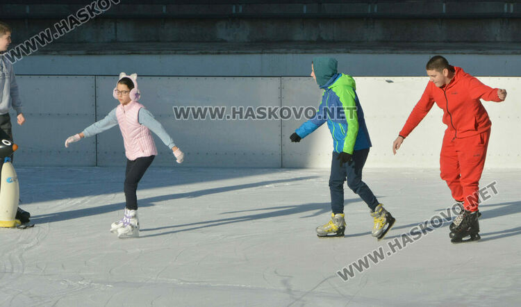 Откриха ледената пързалка в Хасково
