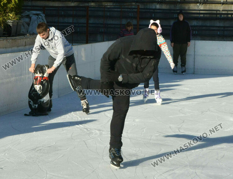 Откриха ледената пързалка в Хасково