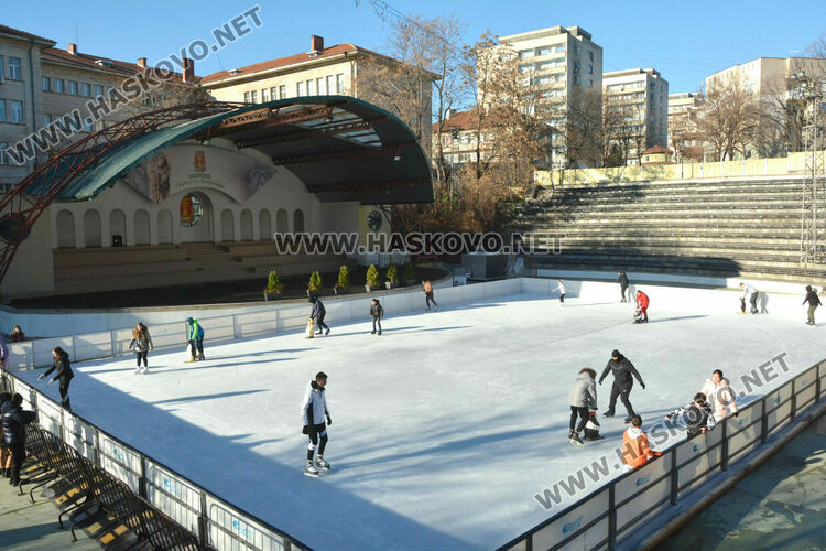 Откриха ледената пързалка в Хасково