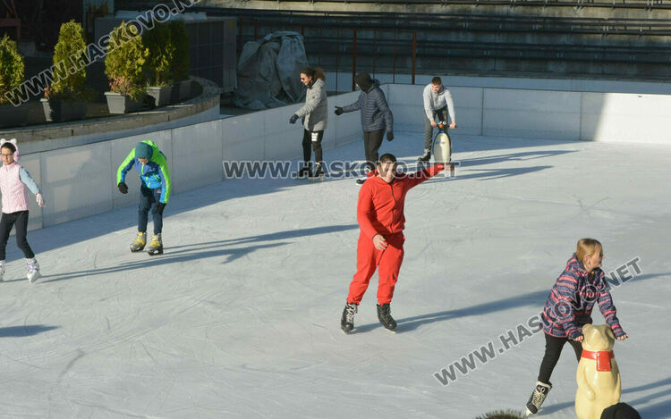 Откриха ледената пързалка в Хасково