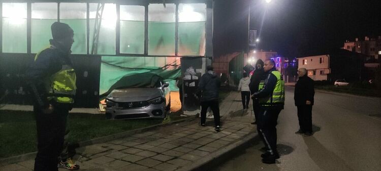 Водач на Фиат се вряза в закрит тенискорт