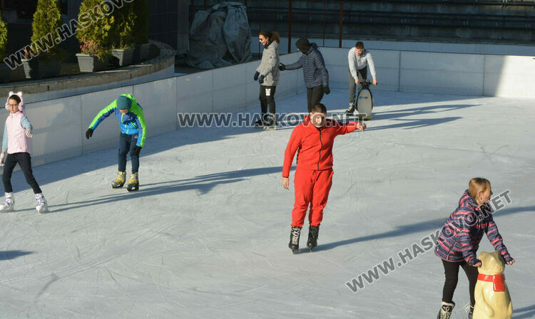 Откриха ледената пързалка в Хасково