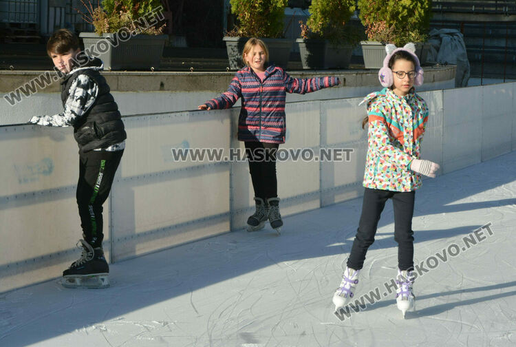 Откриха ледената пързалка в Хасково