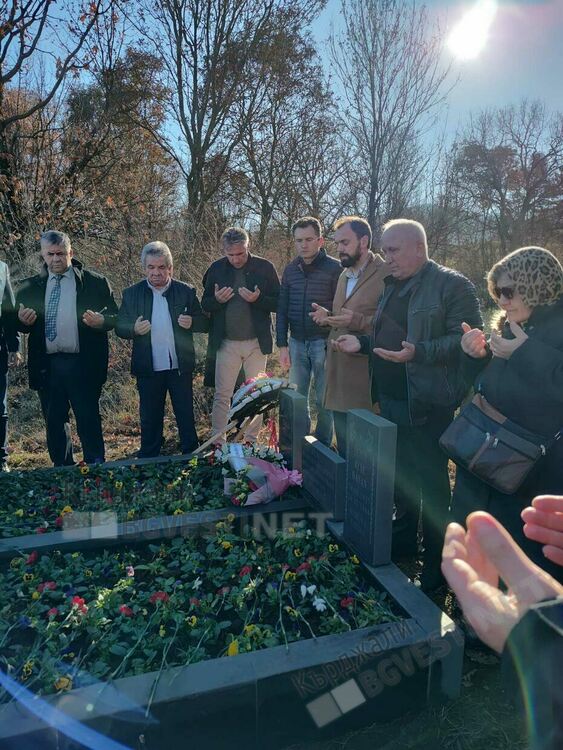 "Да България" почете жертвите на Възродителния процес, Мустафа Емин проведе молитвата за помен