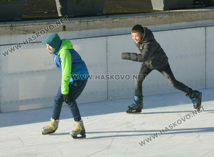 Откриха ледената пързалка в Хасково