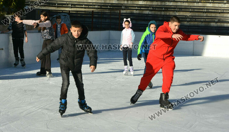 Откриха ледената пързалка в Хасково