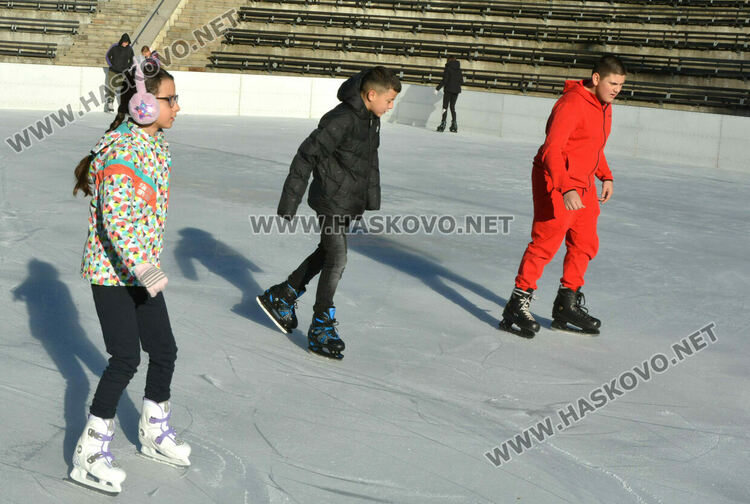 Откриха ледената пързалка в Хасково