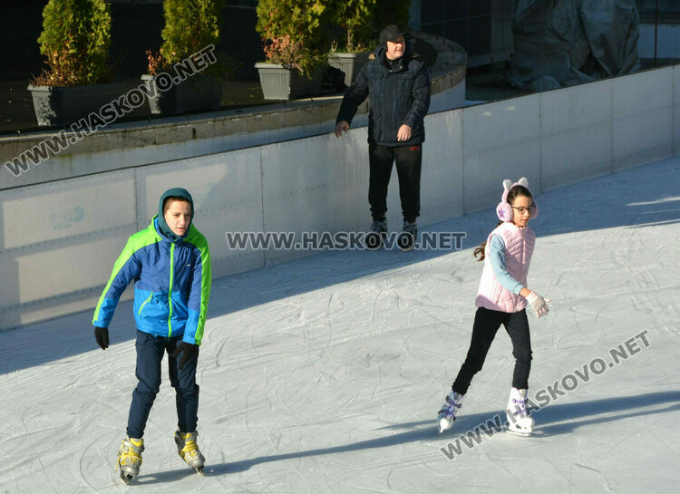 Откриха ледената пързалка в Хасково