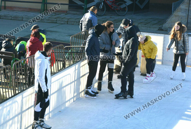 Откриха ледената пързалка в Хасково