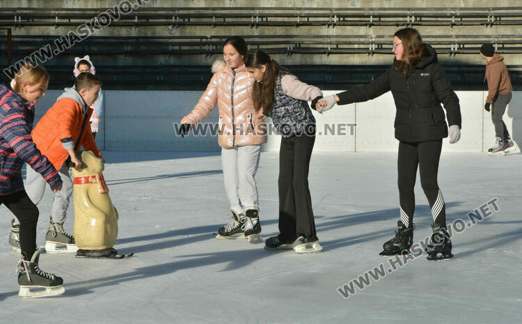 Откриха ледената пързалка в Хасково