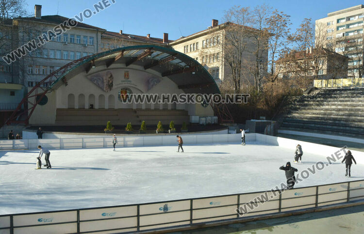 Откриха ледената пързалка в Хасково