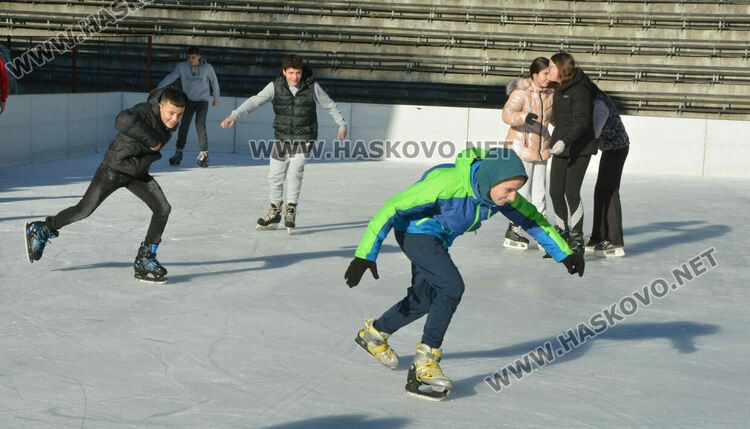 Откриха ледената пързалка в Хасково