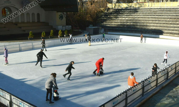 Откриха ледената пързалка в Хасково