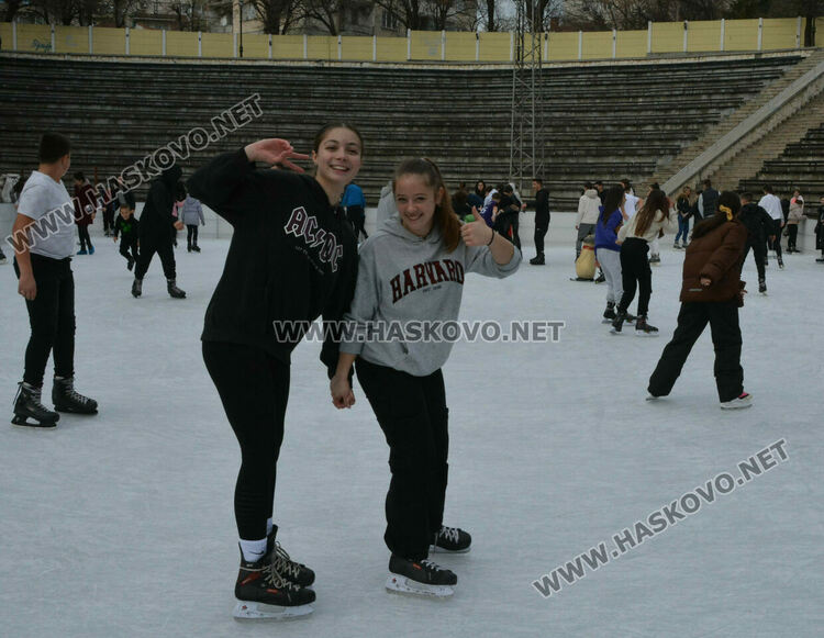 Деца и възрастни се забавляваха на ледената пързалка в Хасково