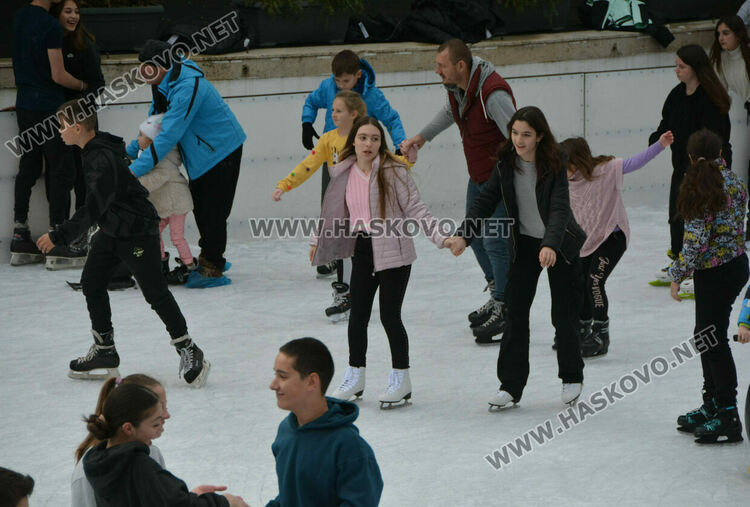 Деца и възрастни се забавляваха на ледената пързалка в Хасково