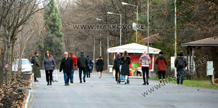 Оживление в хасковските паркове в топлия декември