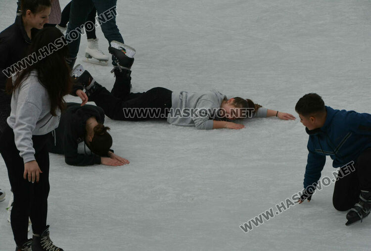 Деца и възрастни се забавляваха на ледената пързалка в Хасково