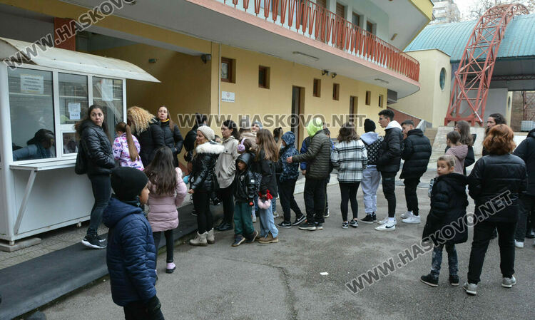 Деца и възрастни се забавляваха на ледената пързалка в Хасково