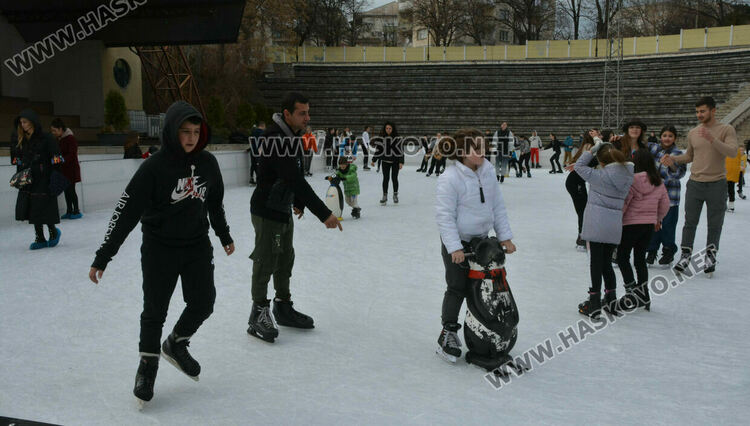 Деца и възрастни се забавляваха на ледената пързалка в Хасково
