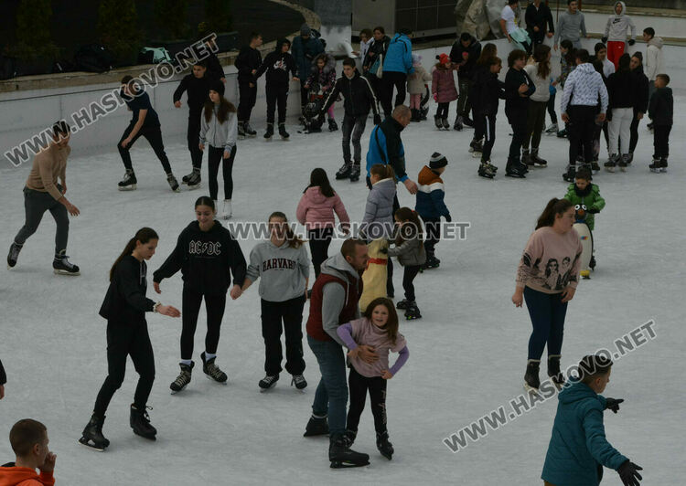 Деца и възрастни се забавляваха на ледената пързалка в Хасково