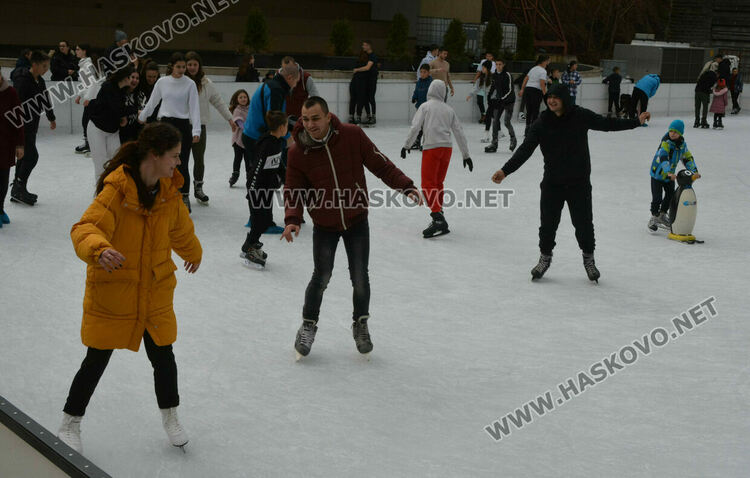 Деца и възрастни се забавляваха на ледената пързалка в Хасково