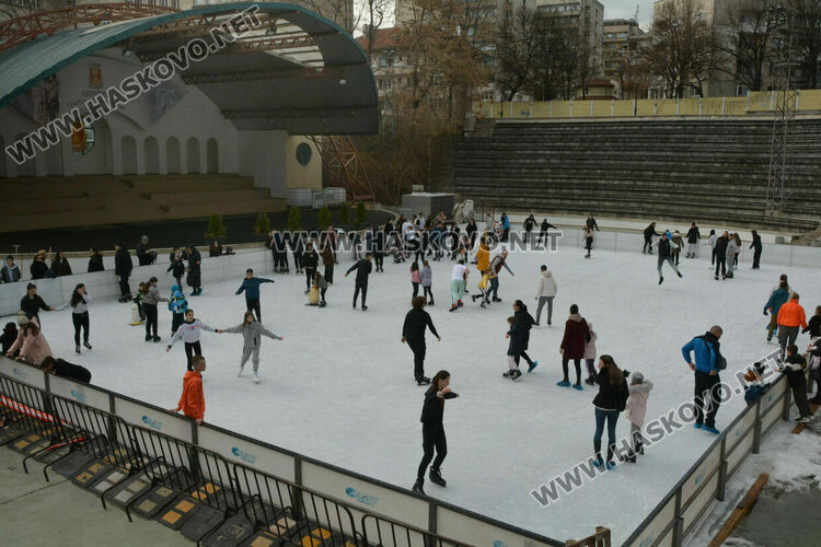 Деца и възрастни се забавляваха на ледената пързалка в Хасково